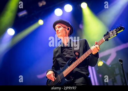 Oslo, Norvegia. 18th, agosto 2022. La rock band americana Toto ha tenuto un concerto dal vivo alla Vulkan Arena di Oslo. Qui il bassista John Pierce è visto dal vivo sul palco. (Photo credit: Gonzales Photo - Terje Dokken). Foto Stock