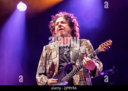 Oslo, Norvegia. 18th, agosto 2022. La rock band americana Toto ha tenuto un concerto dal vivo alla Vulkan Arena di Oslo. Qui il chitarrista Steve Lukather è visto dal vivo sul palco. (Photo credit: Gonzales Photo - Terje Dokken). Foto Stock