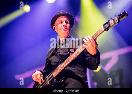 Oslo, Norvegia. 18th, agosto 2022. La rock band americana Toto ha tenuto un concerto dal vivo alla Vulkan Arena di Oslo. Qui il bassista John Pierce è visto dal vivo sul palco. (Photo credit: Gonzales Photo - Terje Dokken). Foto Stock