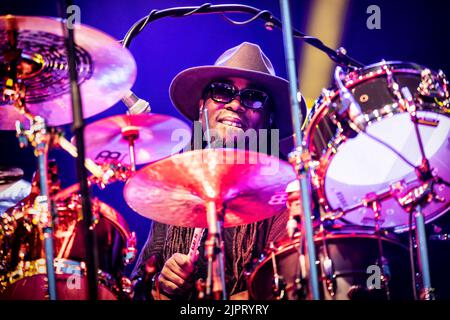 Oslo, Norvegia. 18th, agosto 2022. La rock band americana Toto ha tenuto un concerto dal vivo alla Vulkan Arena di Oslo. Qui il batterista Robert Searight è visto dal vivo sul palco. (Photo credit: Gonzales Photo - Terje Dokken). Foto Stock