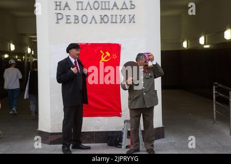 Mosca, Russia. 19th agosto 2022. I sosia dei leader sovietici Vladimir Lenin e Joseph Stalin scattano una foto con i passanti in via Nikolskaya, un luogo turistico molto popolare, nel cuore di Mosca, Russia. L'iscrizione recita "Piazza della Rivoluzione" Foto Stock