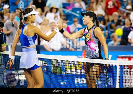 Emma Raducanu di Gran Bretagna & Jessica Pegula degli Stati Uniti in azione durante il terzo round del torneo di tennis 2022 Western & Southern Open, WTA 1000 il 18 agosto 2022 a Cincinnati, Stati Uniti - Foto: Rob Prange/DPPI/LiveMedia Foto Stock