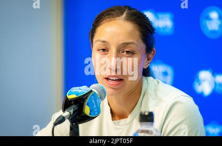 Jessica Pegula degli Stati Uniti parla ai media dopo il terzo round del torneo di tennis 2022 Western & Southern Open, WTA 1000, il 18 agosto 2022 a Cincinnati, Stati Uniti - Foto: Rob Prange/DPPI/LiveMedia Foto Stock