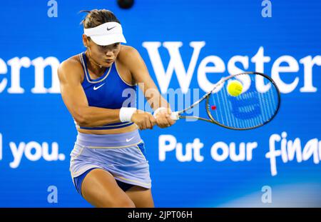 Emma Raducanu di Gran Bretagna in azione contro Jessica Pegula degli Stati Uniti durante il terzo round del 2022 Western & Southern Open, WTA 1000 torneo di tennis il 18 agosto 2022 a Cincinnati, Stati Uniti - Foto: Rob Prange/DPPI/LiveMedia Foto Stock