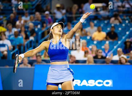 Emma Raducanu di Gran Bretagna in azione contro Jessica Pegula degli Stati Uniti durante il terzo round del 2022 Western & Southern Open, WTA 1000 torneo di tennis il 18 agosto 2022 a Cincinnati, Stati Uniti - Foto: Rob Prange/DPPI/LiveMedia Foto Stock
