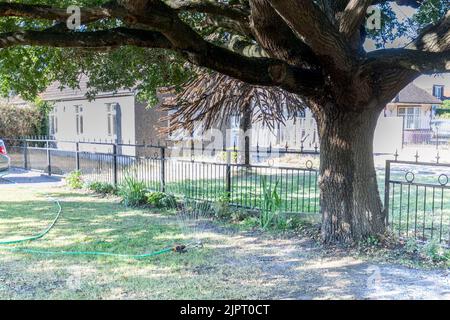 Un tubo flessibile visto essere in uso in un giardino anteriore a Rainham, Londra. Immagine ripresa il 10th agosto 2022. © Belinda Jiao jiao.bilin@gmail.com 07598931257 Foto Stock