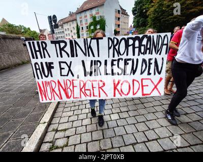 20 agosto 2022, Norimberga, Baviera, Germania: Il gruppo di estrema destra Studenten stehen Auf che è visto come una parziale continuazione dell'Identitaere Bewegung che ora assume da varie aree. Il gruppo è un esempio di sfruttamento della crisi di Corona per il raduno e il reclutamento di estrema destra. Marciando sotto lo slogan storico di Ã¢â‚¬Å “Norimberga CodexÃ¢â‚¬Â (Nuernberger Kodex) e nel biennio del loro infruttuoso assalto al Reichstag, teorici della cospirazione, Reichsbuerger (cittadini sovrani), anti-lassisti, negatori di Corona, e gli estremisti anti-statali fin dal passato Foto Stock