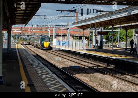 Slough, Berkshire, Regno Unito. 20th agosto, 2022. Una giornata tranquilla alla stazione ferroviaria di Slough, in quanto il National Rail Strike ha influenzato il numero di treni GWR che circolano oggi. I lavoratori ferroviari colpiscono in modo impressionante per la retribuzione, la perdita di posti di lavoro e la chiusura pianificata delle biglietterie. Credit: Maureen McLean/Alamy Live News Foto Stock