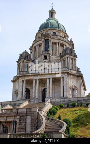 I tortuosi gradini che conducono al balcone dell'Ashton Memorial, Williamson Park, Lancaster, Regno Unito Foto Stock