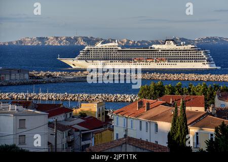 Marsiglia, Francia. 19th ago, 2022. La nave da crociera MV Viking Sea arriva al porto mediterraneo francese di Marsiglia. Credit: SOPA Images Limited/Alamy Live News Foto Stock