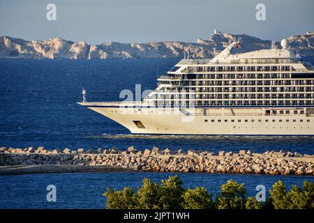 Marsiglia, Francia. 19th ago, 2022. La nave da crociera MV Viking Sea arriva al porto mediterraneo francese di Marsiglia. Credit: SOPA Images Limited/Alamy Live News Foto Stock