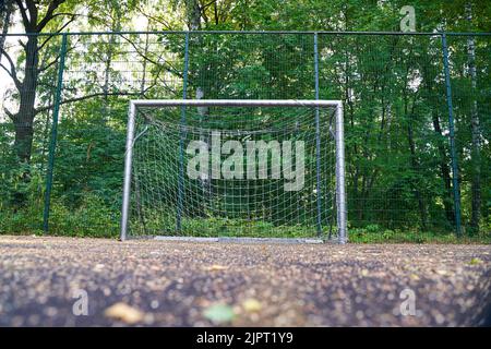 Porta di calcio sul campo nel parco. Concetto di stile di vita sportivo. Foto Stock