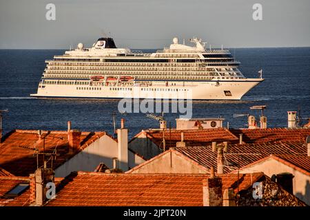 Marsiglia, Francia. 19th ago, 2022. La nave da crociera MV Viking Sea arriva al porto mediterraneo francese di Marsiglia. (Foto di Gerard Bottino/SOPA Images/Sipa USA) Credit: Sipa USA/Alamy Live News Foto Stock