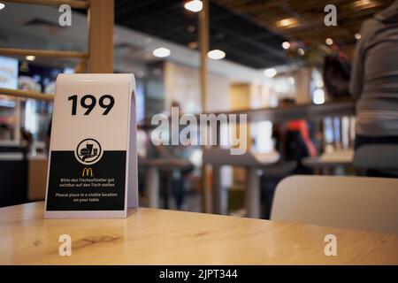 Un primo piano di un segno di numero del tavolo di Mcdonald sul tavolo con uno sfondo sfocato Foto Stock