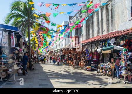 LA QUNITA AVENIDA, PLAYA DEL CARMEN, MESSICO - 20 aprile 2022: Famosa 5th Avenue a Playa del Carmen Messico Foto Stock