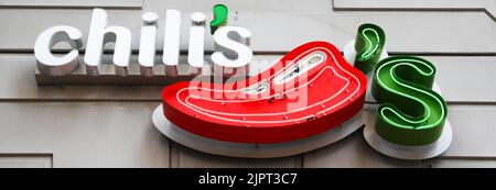 Philadelphis, Pennsylvania, USA - 29 aprile 2022: Immagine orizzontale del logo di un ristorante Chili all'esterno di un edificio a Philadelphis USA. Foto Stock