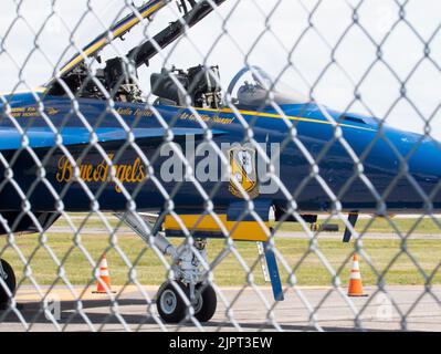 Farmingdale, New York, USA - 26 maggio 2022: Guardando attraverso una recinzione ad un superhornet fa18 della Marina degli Stati Uniti Blue Angels parcheggiato con il pozzetto aperto a Republique Foto Stock