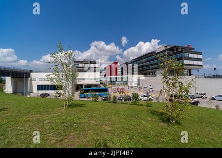 Verduno; Alba; Piemonte; Italia - 12 ottobre; 2021: Ospedale Michele e Pietro Ferrero; architettura moderna dell'ospedale ASL CN2 di Alba; Bra e L. Foto Stock