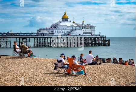 Eastbourne, East Sussex, Regno Unito, 20 settembre 2022. La gente aspetta sulla spiaggia accanto al molo per l'inizio dell'annuale Eastbourne Airshow, uno dei più grandi eventi gratuiti del suo genere nel paese. Sono volati molti aerei, tra cui Spitfoes, la squadra di esposizione delle frecce rosse, il volo commemorativo della Battaglia di Gran Bretagna e molti altri. Credit: Andy Soloman/Alamy Live News Foto Stock