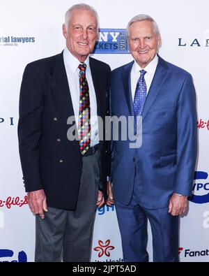 Beverly Hills, Stati Uniti. 19th ago, 2022. BEVERLY HILLS, LOS ANGELES, CALIFORNIA, USA - 19 AGOSTO: Rick Barry, ex giocatore di basket americano, e Rick Barry, dirigente di basket americano, arrivano al 22nd° Gala annuale della Harold and Carole Pump Foundation, che si tiene presso il Beverly Hilton Hotel il 19 agosto 2022 a Beverly Hills, Los Angeles, California, Stati Uniti. (Foto di Xavier Collin/Image Press Agency) Credit: Image Press Agency/Alamy Live News Foto Stock