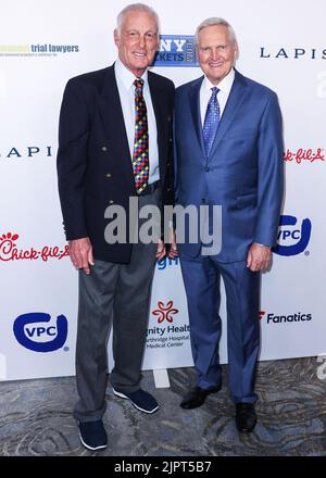 Beverly Hills, Stati Uniti. 19th ago, 2022. BEVERLY HILLS, LOS ANGELES, CALIFORNIA, USA - 19 AGOSTO: Rick Barry, ex giocatore di basket americano, e Rick Barry, dirigente di basket americano, arrivano al 22nd° Gala annuale della Harold and Carole Pump Foundation, che si tiene presso il Beverly Hilton Hotel il 19 agosto 2022 a Beverly Hills, Los Angeles, California, Stati Uniti. (Foto di Xavier Collin/Image Press Agency) Credit: Image Press Agency/Alamy Live News Foto Stock