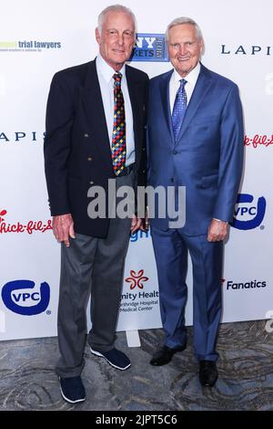 Beverly Hills, Stati Uniti. 19th ago, 2022. BEVERLY HILLS, LOS ANGELES, CALIFORNIA, USA - 19 AGOSTO: Rick Barry, ex giocatore di basket americano, e Rick Barry, dirigente di basket americano, arrivano al 22nd° Gala annuale della Harold and Carole Pump Foundation, che si tiene presso il Beverly Hilton Hotel il 19 agosto 2022 a Beverly Hills, Los Angeles, California, Stati Uniti. (Foto di Xavier Collin/Image Press Agency) Credit: Image Press Agency/Alamy Live News Foto Stock