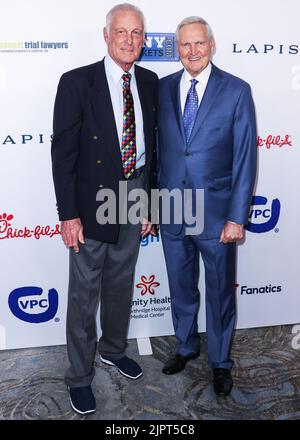 Beverly Hills, Stati Uniti. 19th ago, 2022. BEVERLY HILLS, LOS ANGELES, CALIFORNIA, USA - 19 AGOSTO: Rick Barry, ex giocatore di basket americano, e Rick Barry, dirigente di basket americano, arrivano al 22nd° Gala annuale della Harold and Carole Pump Foundation, che si tiene presso il Beverly Hilton Hotel il 19 agosto 2022 a Beverly Hills, Los Angeles, California, Stati Uniti. (Foto di Xavier Collin/Image Press Agency) Credit: Image Press Agency/Alamy Live News Foto Stock