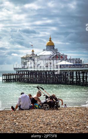 Eastbourne, East Sussex, Regno Unito, 20 settembre 2022. Una famiglia attende sulla spiaggia accanto al molo per l'inizio dell'annuale Eastbourne Airshow, uno dei più grandi eventi gratuiti del suo genere nel paese. Sono volati molti aerei, tra cui Spitfoes, la squadra di esposizione delle frecce rosse, il volo commemorativo della Battaglia di Gran Bretagna e molti altri. Credit: Andy Soloman/Alamy Live News Foto Stock