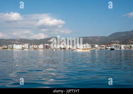 Crociere in nave da diporto vicino alla città di Marmaris in Turchia. Grande barca contro della città resort. Navi in mare. Viaggi in mare. Vista dalla barca. Marmaris, Turchia Foto Stock