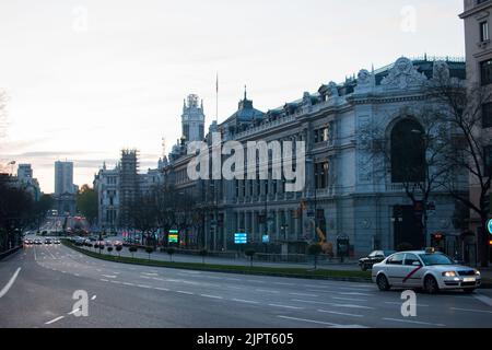 La vista della Gran Via con auto sulla strada. Madrid, Spagna. Foto Stock