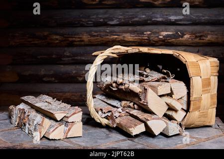 Tronchi per stufa a legna, legna da ardere per riscaldamento a casa in stagione fredda. Foto Stock