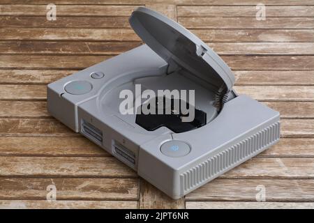 Barcellona, Spagna - 24,2022 agosto: Console di gioco PlayStation 1998 Foto Stock