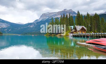 Lago di smeraldo Yoho parco nazionale Canada British Colombia. Bellissimo lago nelle Montagne Rocciose canadesi durante l'autunno stagione Foto Stock