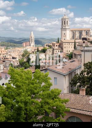 Girona, Spagna - 26 giugno 2022: Vista sul centro storico di Girona in Catalunia, Spagna, con la cattedrale della città. Foto Stock