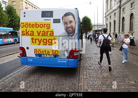 Pubblicità elettorale su un autobus con Jimmie Åkesson, i democratici svedesi, nella città di Goteburg, Svezia. Qui con il testo 'Gothenburg deve essere sicuro (in svedese: 'Göteborg skavara tryggt') Foto Stock