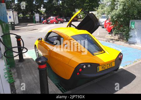 Riversimple Rasa auto a idrogeno presso una stazione di rifornimento di idrogeno McFilling, Abergavenny, Galles Foto Stock