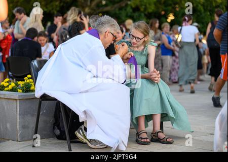 Una confessione durante il Mladifest 2021, la festa della gioventù a Medjugorje. Foto Stock