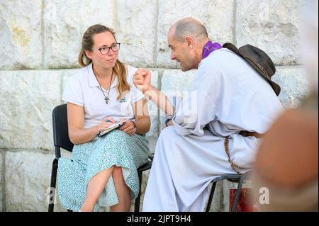 Una confessione durante il Mladifest 2021, la festa della gioventù a Medjugorje. Foto Stock