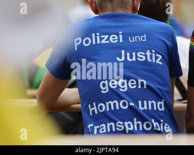 Magdeburgo, Germania. 20th ago, 2022. I partecipanti al CSD siedono al mercato Vecchio. Il CSD Christopher Street Day di quest'anno a Magdeburgo si è terminato con una dimostrazione e un festival cittadino. Il motto 'Queer Europe - non ti darà mai in su' è stato il fulcro dell'evento. Credit: Matthias Bein/dpa/Alamy Live News Foto Stock