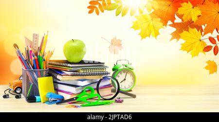 La scuola fornisce la composizione sul fondo di caduta con le foglie di acero Foto Stock