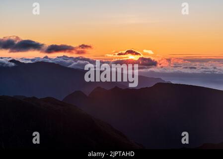 Tramonto con nuvole e cielo chiaro e colorato sopra da Pico Ruivo - la collina più alta dell'isola di Madeira Foto Stock