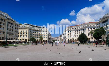 Piazza principale di Salonicco con persone che camminano Foto Stock