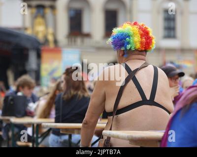 Magdeburgo, Germania. 20th ago, 2022. I partecipanti al CSD siedono al mercato Vecchio. Il CSD Christopher Street Day di quest'anno a Magdeburgo si è terminato con una dimostrazione e un festival cittadino. Il motto 'Queer Europe - non ti darà mai in su' è stato il fulcro dell'evento. Credit: Matthias Bein/dpa/Alamy Live News Foto Stock