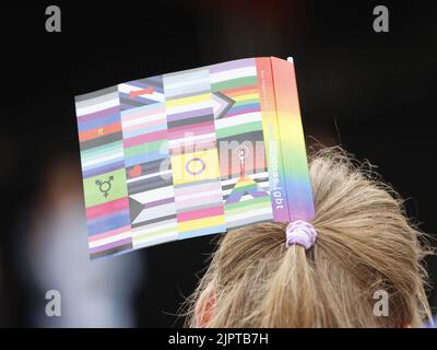 Magdeburgo, Germania. 20th ago, 2022. Un partecipante al CSD si trova presso il vecchio mercato. Il CSD Christopher Street Day di quest'anno a Magdeburgo si è terminato con una dimostrazione e un festival cittadino. Il motto 'Queer Europe - non ti darà mai in su' è stato il fulcro dell'evento. Credit: Matthias Bein/dpa/Alamy Live News Foto Stock