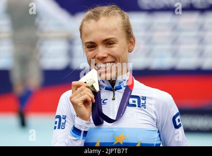 20 agosto 2022, Baviera, Monaco: Ciclismo/Mountain Bike: Campionato europeo, Fondo, Donne. Loana Lecomte, francese, festiva con la medaglia d'oro dopo la cerimonia di premiazione. Foto: Jean-Marc Wiesner/dpa Foto Stock