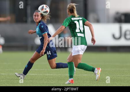 Torino, 18th agosto 2022. Libby Zelikowitz di Kiryat Gat WFC si concentra sulla palla, mentre Kethy Ounpuu di Tallinna FC Flora si chiude durante la partita UEFA Womens Champions League al Juventus Training Centre di Torino. Il credito per le immagini dovrebbe essere: Jonathan Moskrop / Sportimage Credit: Sportimage/Alamy Live News Foto Stock