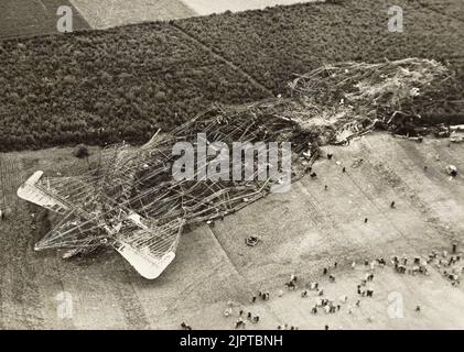 Il naufragio del velivolo britannico R101, che si è schiantato in Francia al suo primo volo, uccidendo 48 persone. L'incidente ha significato la fine del programma di sviluppo delle navi aeree britanniche. Foto Stock