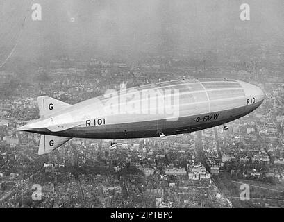 Il velivolo britannico R101, che si è schiantato in Francia al suo primo volo, uccidendo 48 persone. L'incidente ha significato la fine del programma di sviluppo delle navi aeree britanniche. Qui è visto durante un volo di prova su Westminster, Londra nel 1929 Foto Stock