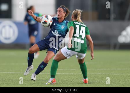 Torino, 18th agosto 2022. Libby Zelikowitz di Kiryat Gat WFC si occupa di Kethy Ounpuu di Tallinna FC Flora durante la partita della UEFA Womens Champions League al Juventus Training Centre di Torino. Il credito per le immagini dovrebbe essere: Jonathan Moskrop / Sportimage Credit: Sportimage/Alamy Live News Foto Stock