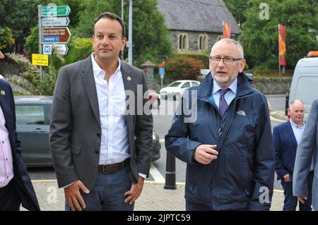 Bantry, West Cork, Irlanda. 20th ago 2022. Leo Varadkar si è recato questa mattina a Bantry per incontrare i locali delle Bantry prima di dirigersi domani a Clonakilty per commemorare il centenario della morte del generale Michael Collins. Erano presenti anche TDS locali di fine Gael. Credit: Karlis Dzjamko Credit: Karlis Dzjamko/Alamy Live News Foto Stock